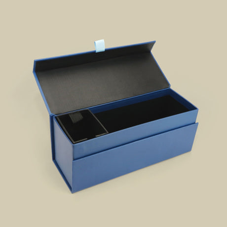 Caixa azul premium com tampa articulada e compartimento interno elegante.