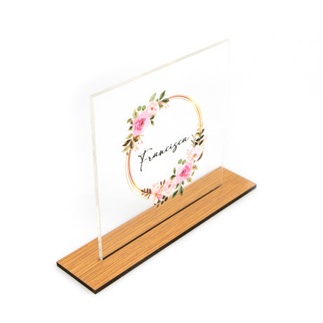 Identificador de mesa com personalização de nome, em acrílico transparente e com base de madeira MDF revestida a melamina.
