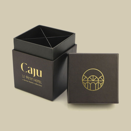 Caixa elegante com acabamento fosco e detalhes 
dourados sofisticados.