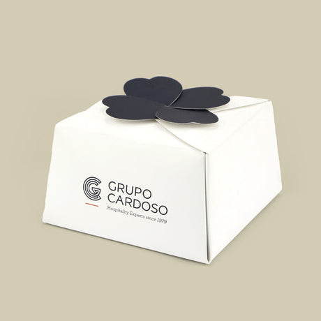 Caixa personalizada com design elegante, tampa com detalhes de trevo.