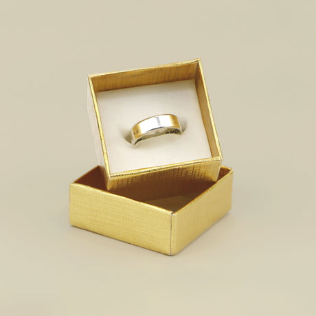 Caixa dourada sofisticada com interior aveludado, perfeita para presentes.