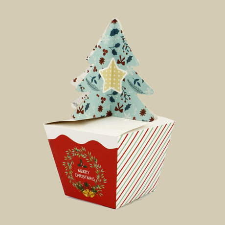 Caixa de Natal decorativa com detalhes festivos e árvore em destaque.