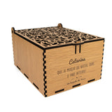 Caixa de madeira MDF, com abertura superior detalhada e com travão.