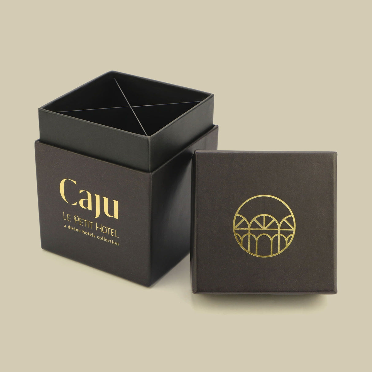 Caixa elegante com acabamento fosco e detalhes 
dourados sofisticados.