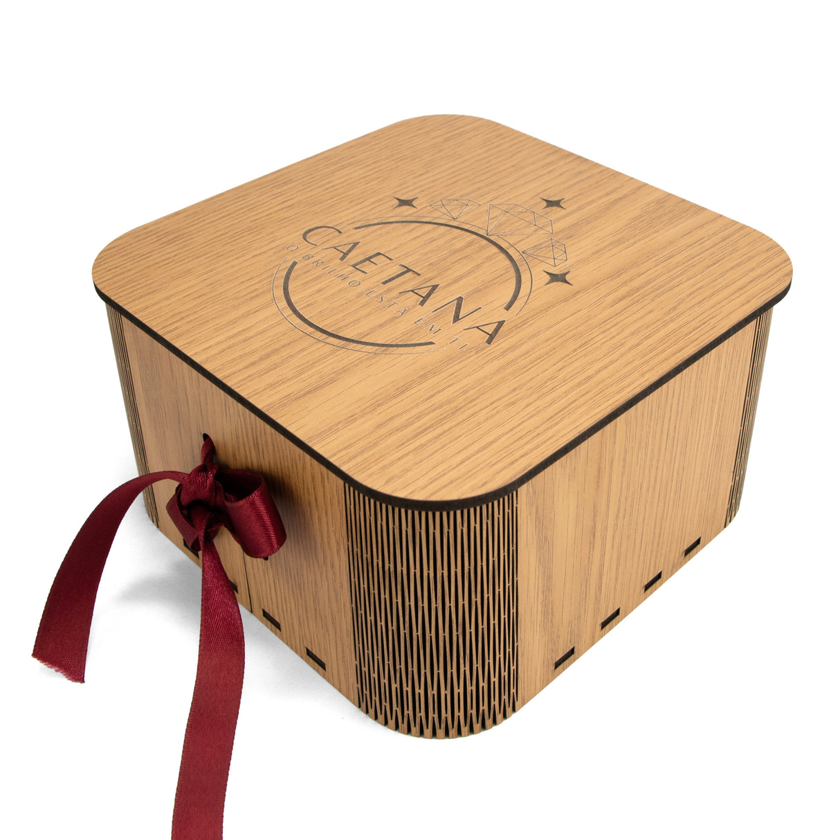 Caixa de madeira MDF revestida a melamina, com abertura superior com tampa personalizada.