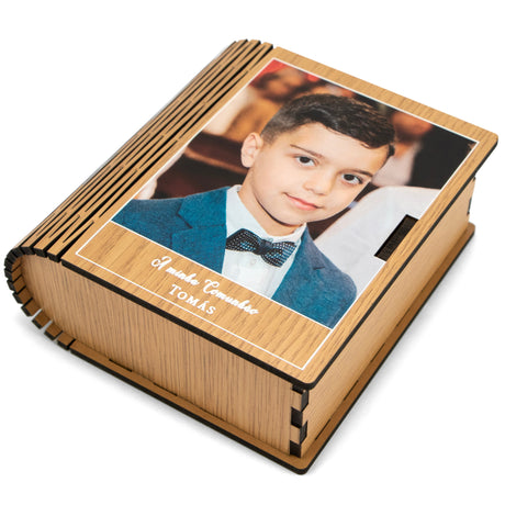 Caixa de madeira MDF revestida a melamina, em forma de livro com personalização em UV