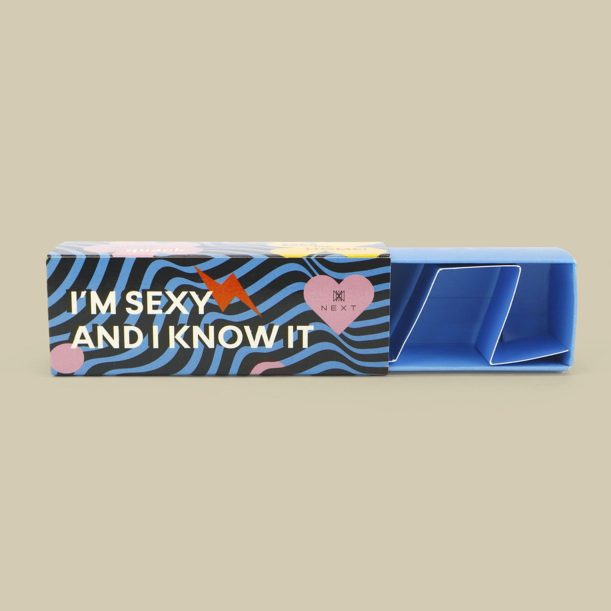 Caixa azul vibrante com design colorido e frase divertida I'm Sexy and I Know It .