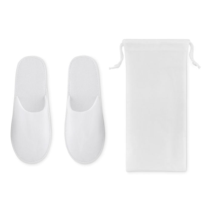 Paire de tongs dans un sac